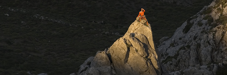 Luisa Schuschnigg, scrute la mer depuis le sommet de "Kapetanania needle" (5a).