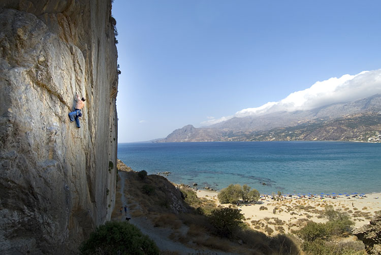 Manolis Kampourakis dans "Eftapsychos", un sympathique 6b+.